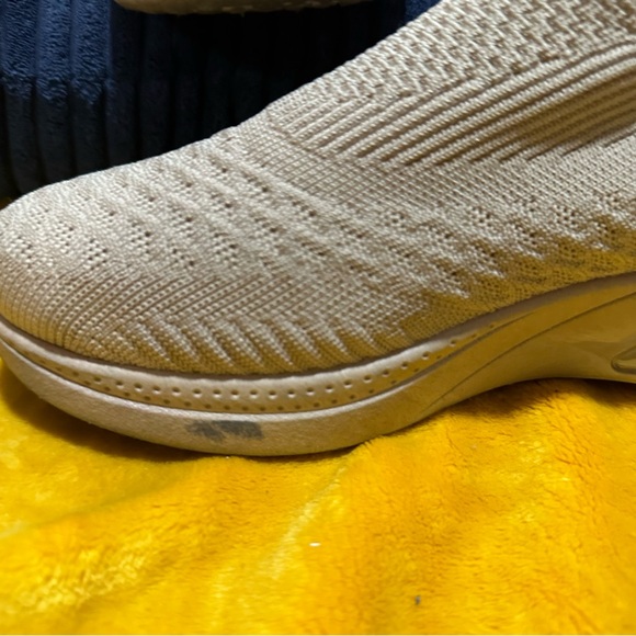 Lightweight mesh shoes with hidden wedge - Picture 4 of 4